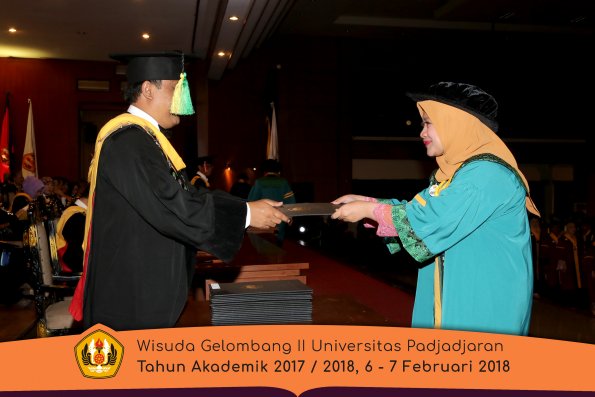 Wisuda Unpad Gel I I TA 2017-2018 Fakultas Ilmu Komunikasi oleh Dekan 012