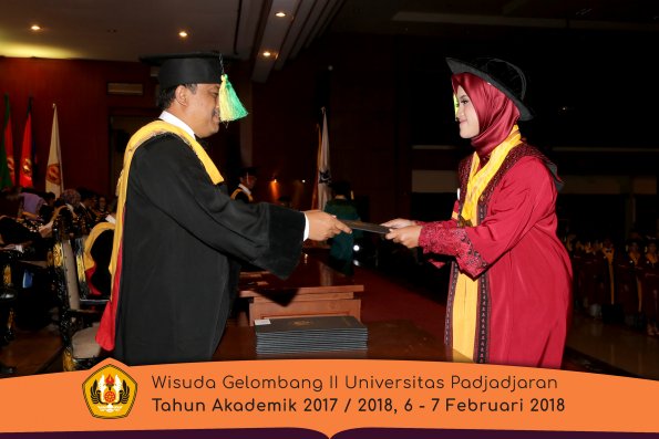Wisuda Unpad Gel I I TA 2017-2018 Fakultas Ilmu Komunikasi oleh Dekan 018