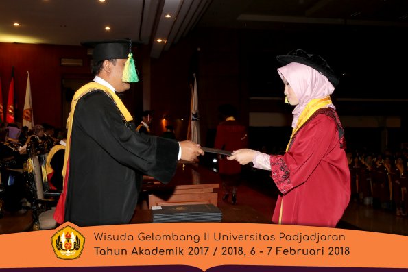 Wisuda Unpad Gel I I TA 2017-2018 Fakultas Ilmu Komunikasi oleh Dekan 019