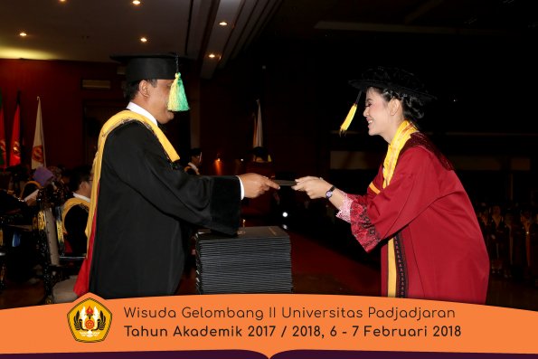 Wisuda Unpad Gel I I TA 2017-2018 Fakultas Ilmu Komunikasi oleh Dekan 030