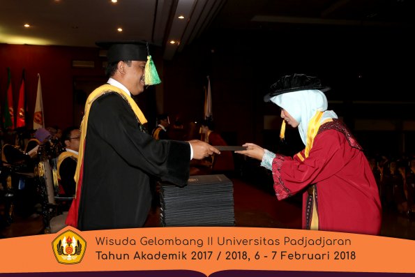 Wisuda Unpad Gel I I TA 2017-2018 Fakultas Ilmu Komunikasi oleh Dekan 031