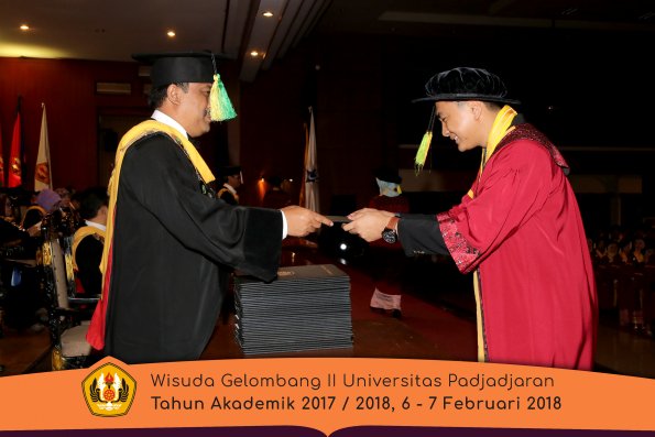 Wisuda Unpad Gel I I TA 2017-2018 Fakultas Ilmu Komunikasi oleh Dekan 032