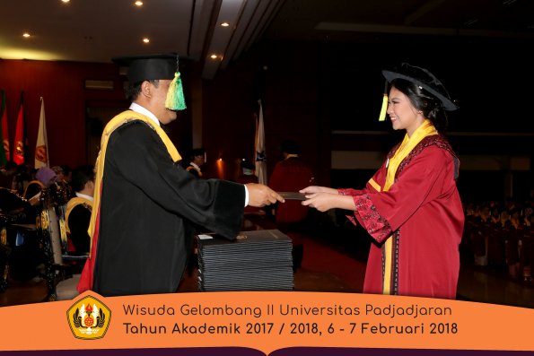 Wisuda Unpad Gel I I TA 2017-2018 Fakultas Ilmu Komunikasi oleh Dekan 033