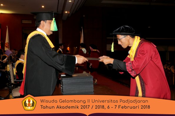 Wisuda Unpad Gel I I TA 2017-2018 Fakultas Ilmu Komunikasi oleh Dekan 036