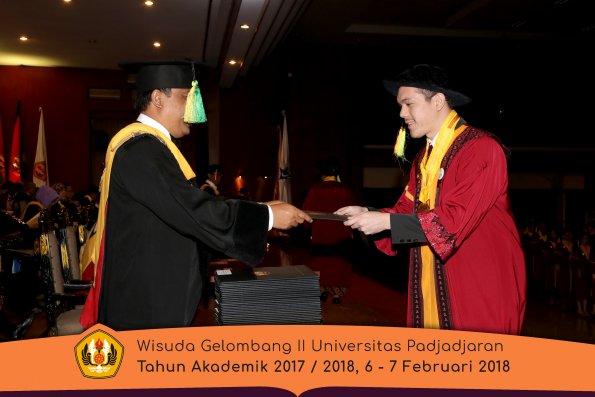 Wisuda Unpad Gel I I TA 2017-2018 Fakultas Ilmu Komunikasi oleh Dekan 038