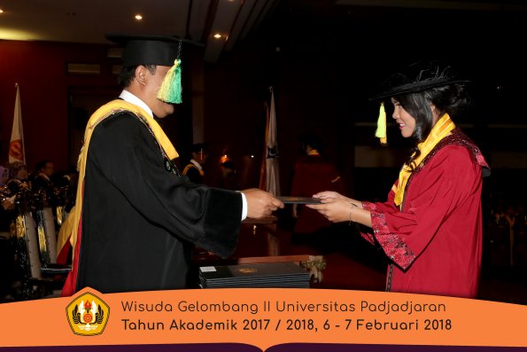 Wisuda Unpad Gel I I TA 2017-2018 Fakultas Ilmu Komunikasi oleh Dekan 045