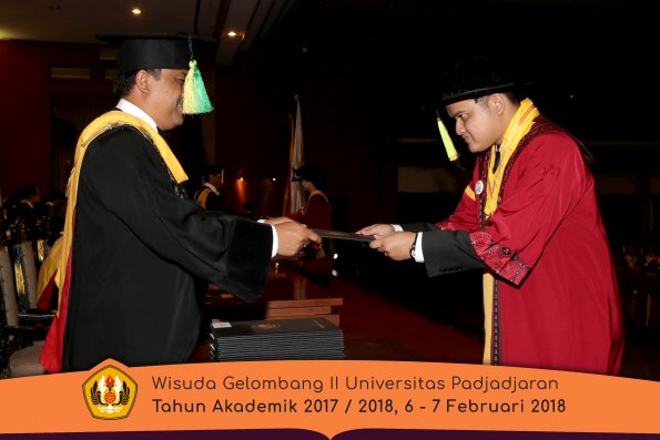 Wisuda Unpad Gel I I TA 2017-2018 Fakultas Ilmu Komunikasi oleh Dekan 049