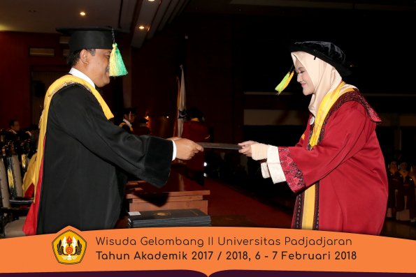 Wisuda Unpad Gel I I TA 2017-2018 Fakultas Ilmu Komunikasi oleh Dekan 054