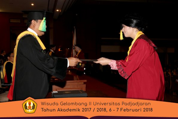 Wisuda Unpad Gel I I TA 2017-2018 Fakultas Ilmu Komunikasi oleh Dekan 058
