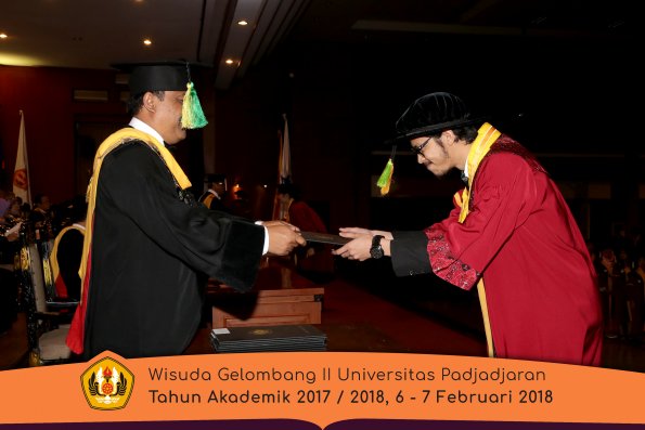 Wisuda Unpad Gel I I TA 2017-2018 Fakultas Ilmu Komunikasi oleh Dekan 060