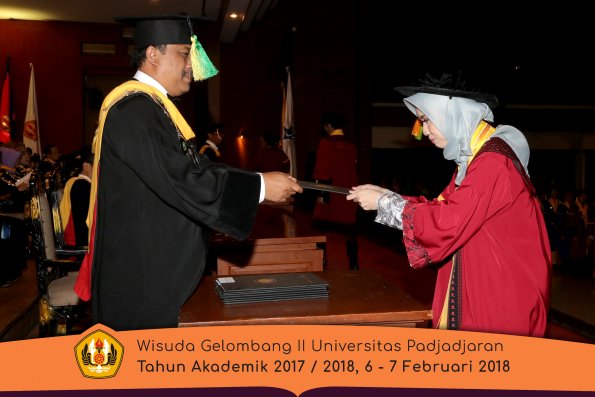 Wisuda Unpad Gel I I TA 2017-2018 Fakultas Ilmu Komunikasi oleh Dekan 061