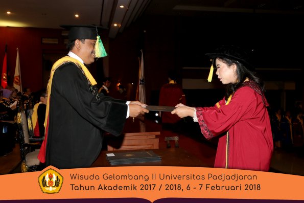 Wisuda Unpad Gel I I TA 2017-2018 Fakultas Ilmu Komunikasi oleh Dekan 063