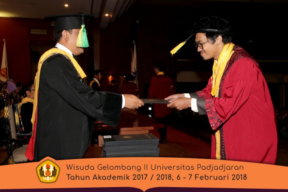 Wisuda Unpad Gel I I TA 2017-2018 Fakultas Ilmu Komunikasi oleh Dekan 091
