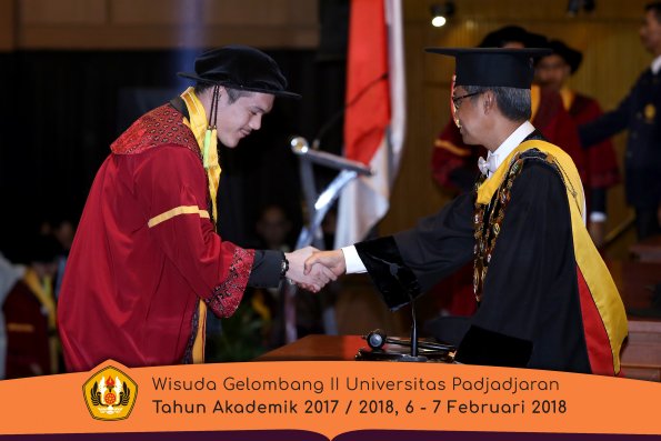 Wisuda Unpad Gel I I TA 2017-2018 Fakultas Ilmu Komunikasi oleh Rektor 038