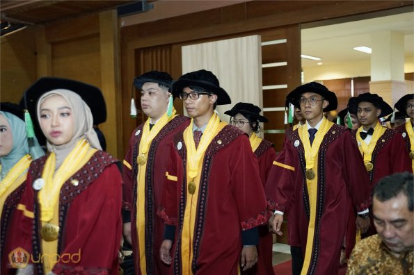 LIPUTAN WISUDA UNPAD GEL II TA 2023-2024  (19)