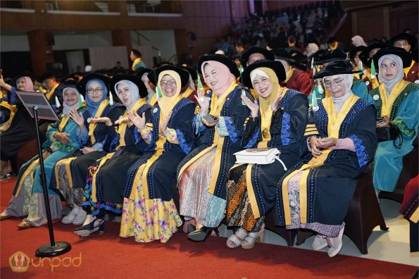 LIPUTAN WISUDA UNPAD GEL II TA 2023-2024  (45)