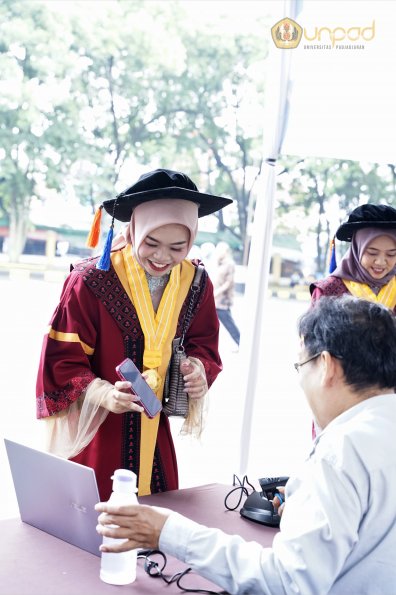 LIPUTAN WISUDA UNPAD GEL II TA 2023-2024 SESI III (13)