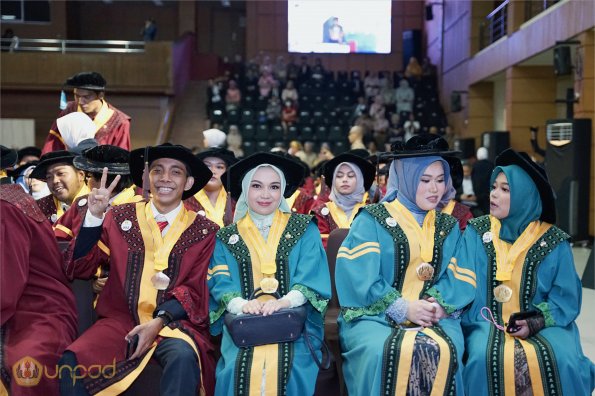 LIPUTAN WISUDA UNPAD GEL II TA 2023-2024 SESI III (44)