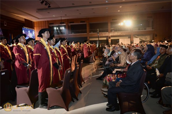 LIPUTAN WISUDA UNPAD GEL II TA 2023-2024 SESI III (90)