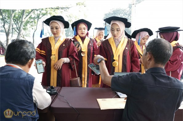 LIPUTAN WISUDA UNPAD GEL III TA 2023-2024 SESI 3 (11)