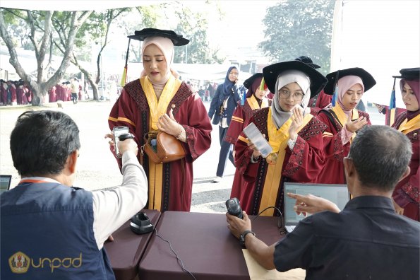 LIPUTAN WISUDA UNPAD GEL III TA 2023-2024 SESI 3 (12)