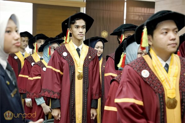 LIPUTAN WISUDA UNPAD GEL III TA 2023-2024 SESI 3 (26)