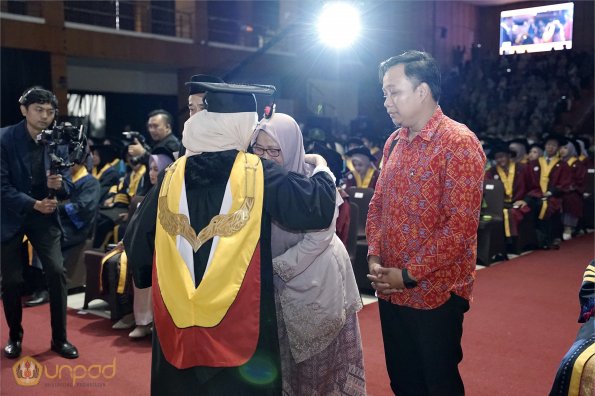 LIPUTAN WISUDA UNPAD GEL III TA 2023-2024 SESI 5 (26)