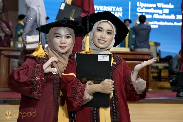 LIPUTAN WISUDA UNPAD GEL III TA 2023-2024 SESI 5 (8)