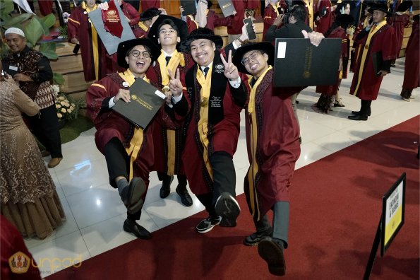 LIPUTAN WISUDA UNPAD GEL III TA 2023-2024 SESI 5 (9)