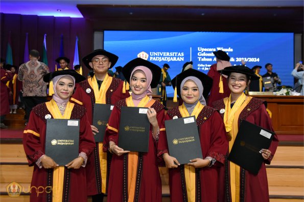 LIPUTAN WISUDA UNPAD GEL III TA 2023-2024 SESI 5 (92)