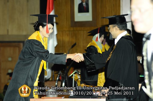 wisuda-fakultas-hukum-oleh-rektor-032