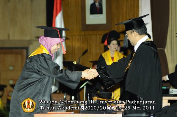 wisuda-fakultas-hukum-oleh-rektor-034