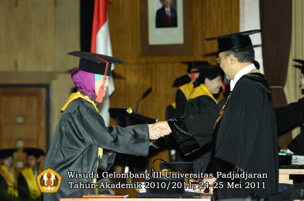 wisuda-fakultas-hukum-oleh-rektor-036