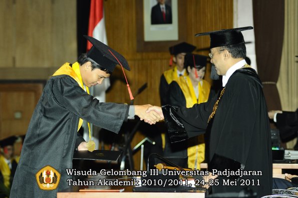 wisuda-fakultas-hukum-oleh-rektor-043