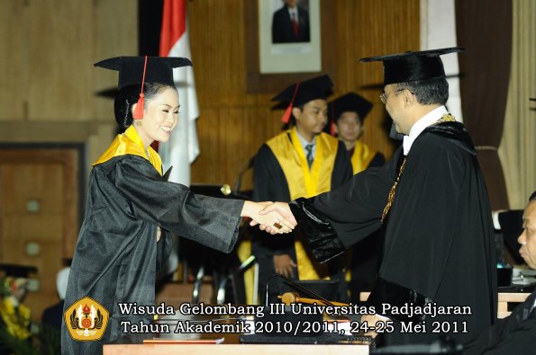 wisuda-fakultas-hukum-oleh-rektor-046