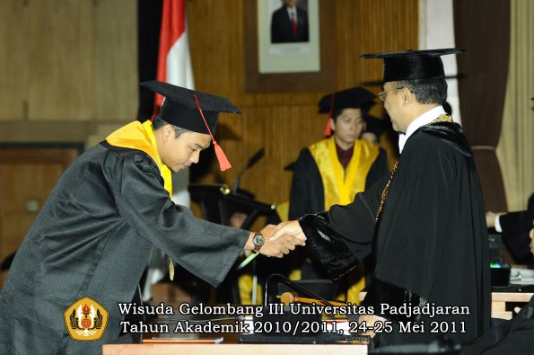 wisuda-fakultas-hukum-oleh-rektor-047