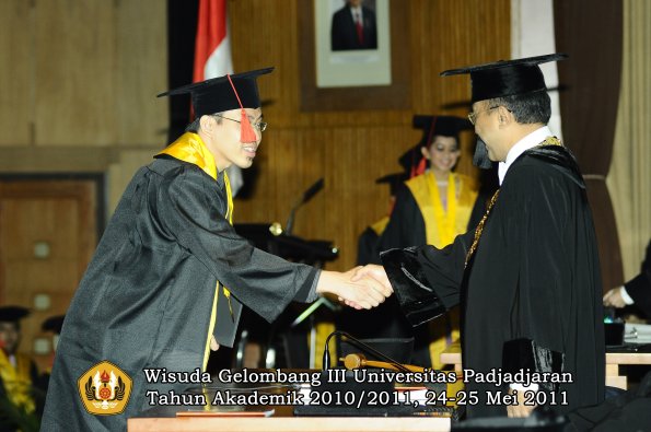 wisuda-fakultas-hukum-oleh-rektor-067