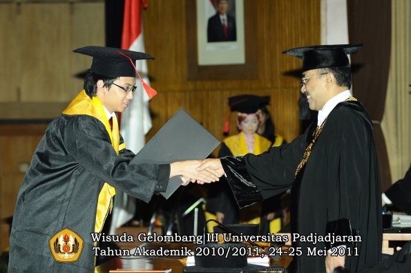 wisuda-fakultas-hukum-oleh-rektor-071