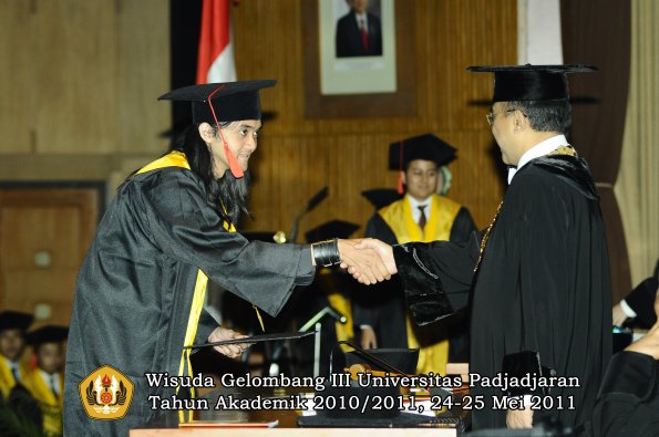 wisuda-fakultas-hukum-oleh-rektor-073