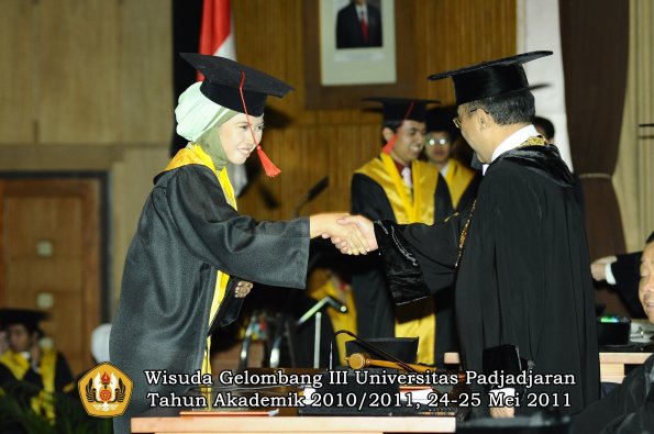 wisuda-fakultas-hukum-oleh-rektor-075