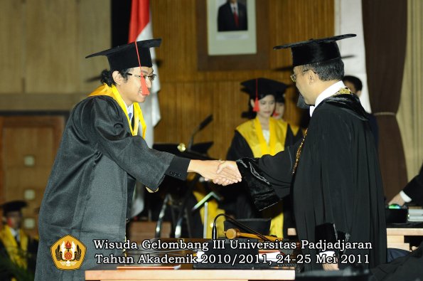 wisuda-fakultas-hukum-oleh-rektor-077