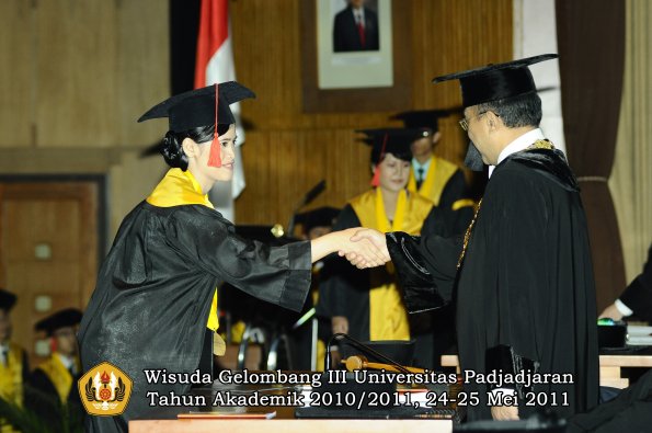 wisuda-fakultas-hukum-oleh-rektor-078