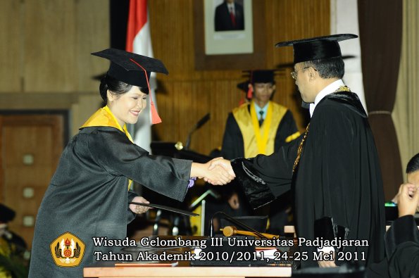 wisuda-fakultas-hukum-oleh-rektor-079