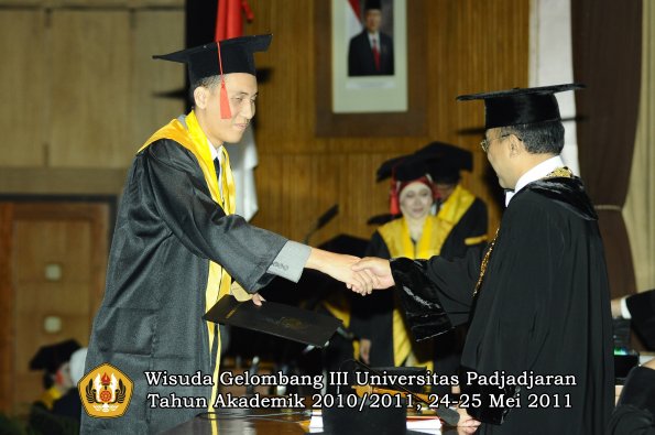 wisuda-fakultas-hukum-oleh-rektor-087