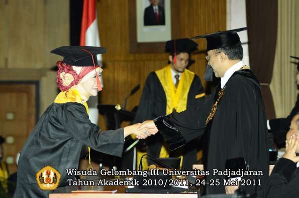 wisuda-fakultas-hukum-oleh-rektor-088