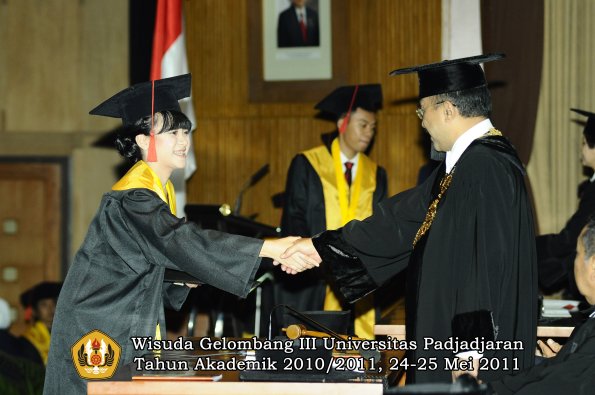 wisuda-fakultas-hukum-oleh-rektor-093