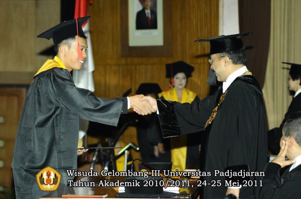 wisuda-fakultas-hukum-oleh-rektor-094