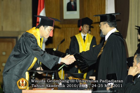 wisuda-fakultas-hukum-oleh-rektor-096