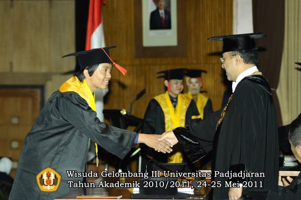 wisuda-fakultas-hukum-oleh-rektor-100