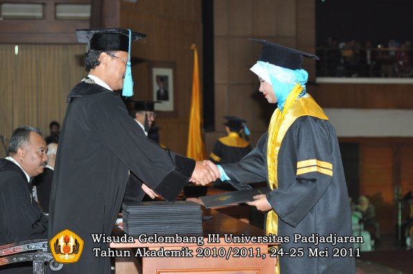 wisuda-fakultas-sastra-oleh-dekan-009